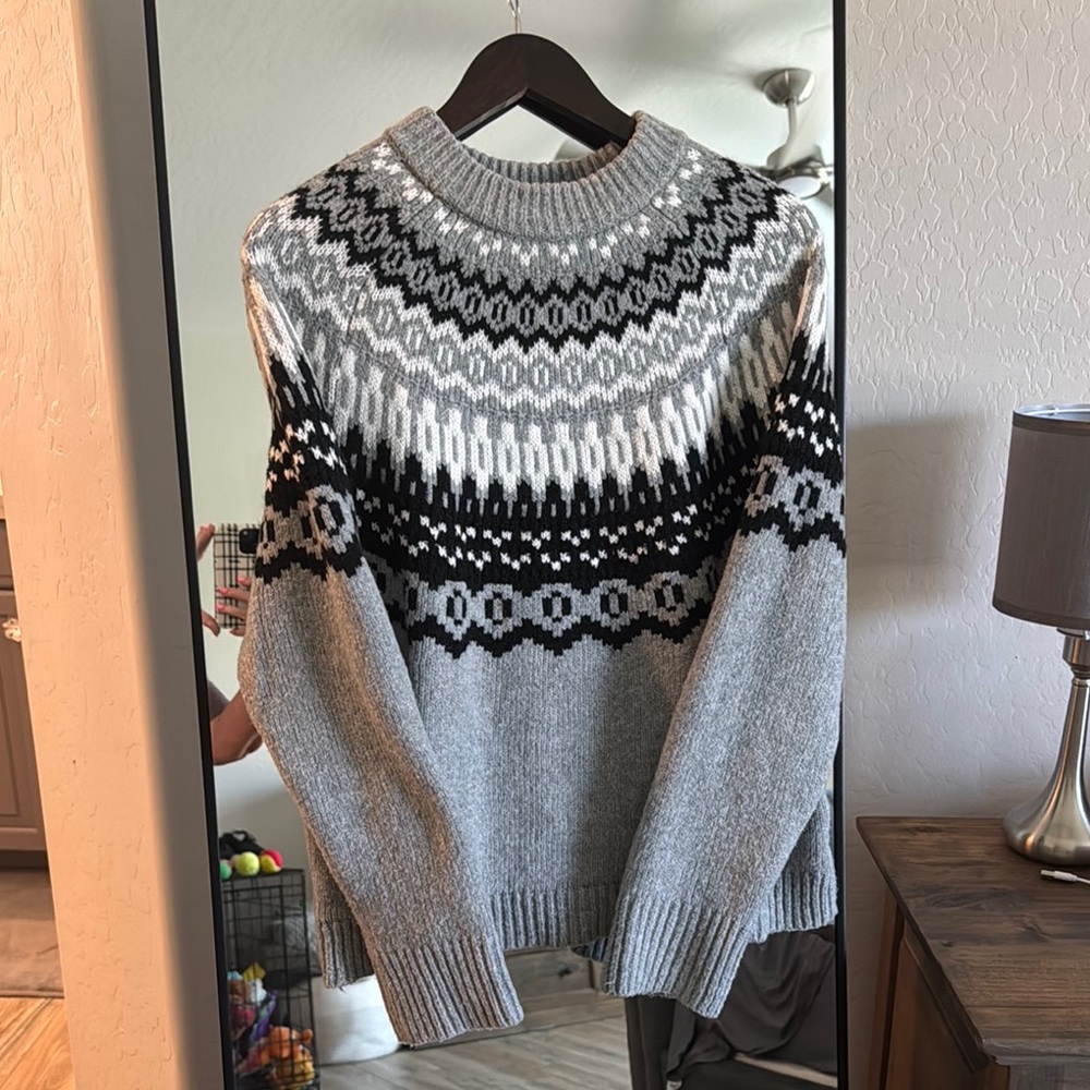Universal Thread Gray and Black Crewneck Sweater Nordic Style